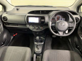 インテリアはブラック色を基調としたおしゃれなデザインになっております。運転視界もひろびろ!