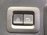 【パワーバックドア】スマートキーや運転席のボタンを押すだけでリアゲートが自動で開閉します!荷物を持っている時や、高い位置にあるバックドアを閉める際に便利な機能です♪