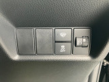 ホンダセンシング装着車となっております。衝突軽減ブレーキ、誤発進抑制機能、歩行者事故低減ステアリング、路外逸脱抑制機能、アダプティブクルーズコントロール、車線維持支援システム他、8つの機能で幅広く支援