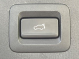 【パワーバックドア】スマートキーや運転席のボタンを押すだけでリアゲートが自動で開閉します!荷物を持っている時や、高い位置にあるバックドアを閉める際に便利な機能です♪
