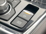 【電動パーキングブレーキ】パーキングブレーキは便利な電動式!ボタン一つで操作でき、アクセルを踏めば自動で解除されます