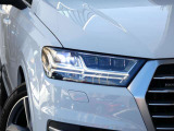 ■マトリクスLEDヘッドライト■高速道路などでは、対向車や先行車を検知すると、その部分だけハイビームのLED を消灯または減光させることで、周囲に迷惑をかけることなく常時ハイビームを利用することが可能。