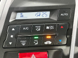 【オートエアコン】一度お好みの温度に設定すれば、車内の温度を検知し風量や温度を自動で調整。暑い…寒い…と何度もスイッチ操作をする必要はありません。快適な車内空間には必須の機能ですね♪