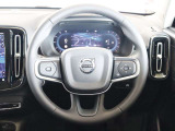 ステアリングはXC60などと同様の3本スポークですが、よりスポーティーなデザインとなっています ステアリングスイッチも充実しており、手を離すことなく機能を操作できます