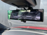インテイリジェントスマートルームミラーを装備しておりますので、後席の荷物・後席者を気にすることなく、後続車等の確認をすることができます。