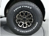 タイヤ:TOYOタイヤオープンカントリーA/T3 265/70R17ホイール:4X4ES AIR G ROCKS 17インチ8J+20一回り大きいサイズのタイヤサイズで周りに差をつける。