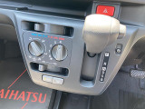 静岡ダイハツでは、メーカーの技術認定を受けたプロの整備士が整備を実施いたします。目に見えない部分までしっかりと点検するので安心です。