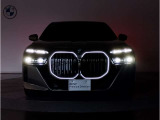 【キドニーグリル】BMWは約90年もの間、ほぼ全ての車両にひと目でBMWだと分かるこの特徴的なフロントグリルが備えられ、デザイン・アイコンとして親しまれてきました。