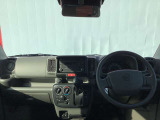 フロントガラスが大きく、運転席から見た視界は良好です。