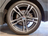 BMWの純正アロイホイールは軽量かつ強度にも優れているホイールで走行性能を引き上げる設計になっております。足元にもBMWは妥協がなくこだわっている個所になります。