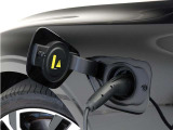 専用コードを接続するだけで簡単に充電が行えます。プラグインハイブリッドモデルRecharge PHEV T6 AWDは、走行中の充電のほか、自宅などに設置された充電機器からの充電が可能です。