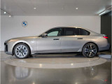 【拘りのFR】BMWが多く採用するFR車。ダイレクトでスポーティな加速感・シャープなハンドリングを実現。縦置きエンジンレイアウトにより、フラットで上質な乗り味です。