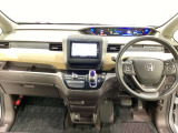 車内は光触媒抗菌消臭施工済です。スタイリッシュなデザインで暖かみのあるインパネ周りを演出します。グローブボックスやカップホルダーのほかにトレーなどたくさんの収納スペースが装備されています。