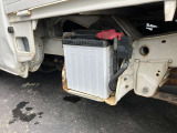 バッテリーは左側にあります 交換しやすいです。