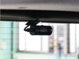 この車にはリアにもドライブレコーダーを装備しております◆映像・音声などを記録する自動車用の装置です。 もしもの事故の際の記録はもちろん、旅行の際の思い出としてドライブの映像を楽しむことができます。