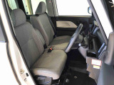 運転席の座面高さを調整できるシートリフターが付いています。フロントシートはベンチシートを採用で、座面も広く使い勝手もいいですよ♪