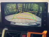 【バックカメラ】駐車時に後方がリアルタイム映像で確認できます。大型商業施設や立体駐車場での駐車時や、夜間のバック時に大活躍!運転スキルに関わらず、今や必須となった装備のひとつです!