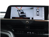 サイドクリアランスビュー表示中に、旋回時の運転操作に合わせて自動で車両を斜め後方から見たような映像を表示。