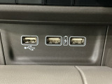 エアコン操作パネルの下に、スマートフォンなどの充電可能なUSB端子が2個、音源などの外部入力の可能なUSB端子が1個ついています。移動中に充電もできるので便利です。