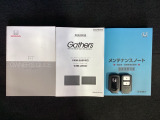 スマートキーは鍵をバッグに入れたままでもドアロックの開閉やエンジンのON・OFFができます。夜間や雨の日も鍵を探さなくて良いので便利です。