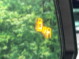 【ブラインドスポットモニター】走行中、ドアミラーの死角になりやすい箇所に後続車が接近するとサイドミラーのレンズに警告を表示!ドライバーに注意喚起をしてくれます。