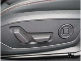 Audi正規ディーラーが高品質をお約束。高度な訓練・教育を受けたAudi専任メカニックが、100項目にもおよぶ精密な点検を実施。すべてクリアしたAudi車だけ、あなたのお手元に届けられるのです