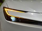 【LEDヘッドライト】悪天候や夜間走行時も良好な視界を確保し安心して運転できる高輝度LEDヘッドライトを装備!点灯速度が早く、消費電力も抑えられています。