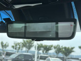 【デジタルルームミラー】車両後方カメラの映像をルームミラーに映すことが出来ます。 そのため、後席に人や荷物があって後方が見えづらい場合でもしっかり視界を確保することが出来ます。