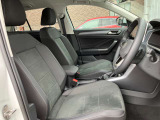 (運転席助手席)安全装備をオプションで追加するのは日本的発想。フォルクスワーゲン車はサイドエアバッグを全車標準で装備しております。