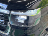 【LEDヘッドライト】悪天候や夜間走行時も良好な視界を確保し安心して運転できる高輝度LEDヘッドライトを装備!点灯速度が早く、消費電力も抑えられています。