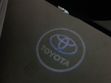 【カーテシランプ】暗闇に「TOYOTA」のロゴが浮かび上がります!おしゃれですね!
