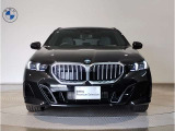 BMW代表的な特徴のキドニーグリル。BMWのすべてのモデルに採用され、BMWらしさを強調しております。