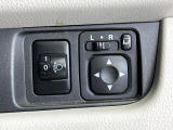 【電動格納ミラー】サイドミラーは電動格納式となっており、狭い駐車場でもキズがつくリスクを抑えられます。