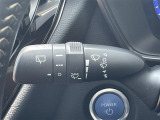 【オートワイパー(AUTO)】雨が降り出した時に、雨滴検出用センサー(レインセンサー)が雨滴を感知すると、自動でワイパーが動作します。