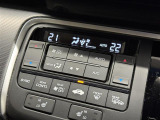 【左右独立オートエアコン】左右独立型、いわゆるデュアルエアコンです。運転席と助手席でそれぞれお好みの温度を設定可能です。
