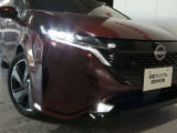 対向車がいてもその車の照射だけ避けてハイビームを維持、または対向車側のハイビームとロービームを自動切替え。視認性の高い状態を維持してくれる、アダプティブLEDヘッドライトが付いています!