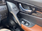 写真は、、運転席側操作部です.上から、ドアミラー開閉スイッチ、ミラー上下左右調整スイッチが有り、離れて下側にドアロック開閉スイッチ、前席ドアガラス開閉スイッチとが並んでます.