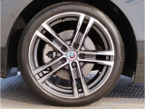 BMWの純正アロイホイールは軽量かつ強度にも優れているホイールで走行性能を引き上げる設計になっております。足元にもBMWは妥協がなくこだわっている個所になります。