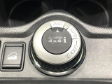 【オールモード4×4】2WD/4WDモードを手軽に切り替え可能。燃費重視の2WD、スタック時に役立つLOCK、AUTOモードでは4WDの配分を自動で調整し、路面状況を問わず安定した走りをサポート。