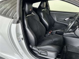 運転席/助手席です。姿勢が崩れず正確なステアリング操作で安心です
