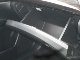 必需品の保険証や車検証の他に、お好きなCD・DVDやサングラスなど小物を収納できます。意外と大切な部分なんですよ。