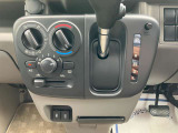 操作性の良いシンプルなマニュアルエアコンです。USB充電ポートも便利ですね♪