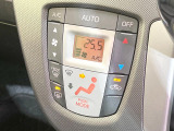 【オートエアコン】一度お好みの温度に設定すれば、車内の温度を検知し風量や温度を自動で調整。暑い…寒い…と何度もスイッチ操作をする必要はありません。快適な車内空間には必須の機能ですね♪