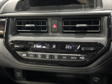 【オートエアコン】一度お好みの温度に設定すれば、車内の温度を検知し風量や温度を自動で調整。暑い…寒い…と何度もスイッチ操作をする必要はありません。快適な車内空間には必須の機能ですね♪