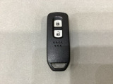 スマートキーを装備しています。鍵を差し込むことなくドアロックの開け閉めと、スタートボタン操作でのエンジンスタートができます。