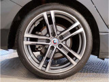 BMWの純正アロイホイールは軽量かつ強度にも優れているホイールで走行性能を引き上げる設計になっております。足元にもBMWは妥協がなくこだわっている個所になります。