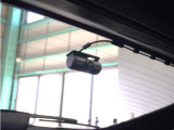 前方・後方はもちろん、車内カメラは、後方から左右をワイドに撮ることができ、幅寄せや側面衝突、威圧的なドライバーの危険行為など、クルマ周囲のトラブルもしっかり記録できます。