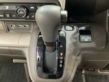 CVT車のセレクトレバーです。低速から高速まで、変速ショックのないスムーズな走りを実現するとともに、エンジン効率のよい領域を維持することで燃費にも貢献します。
