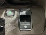 セレクトレバーの右に電子制御パーキングブレーキがあります。スイッチひとつで、停車した地点の傾斜などをシステムが検知・判断してブレーキ力を自動的に最適制御し、しっかり停車できるパーキングシステムです。