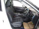 運転席の足元も広く余裕がありますパワーシート付きでスライドや高さ調整の操作も簡単にできます